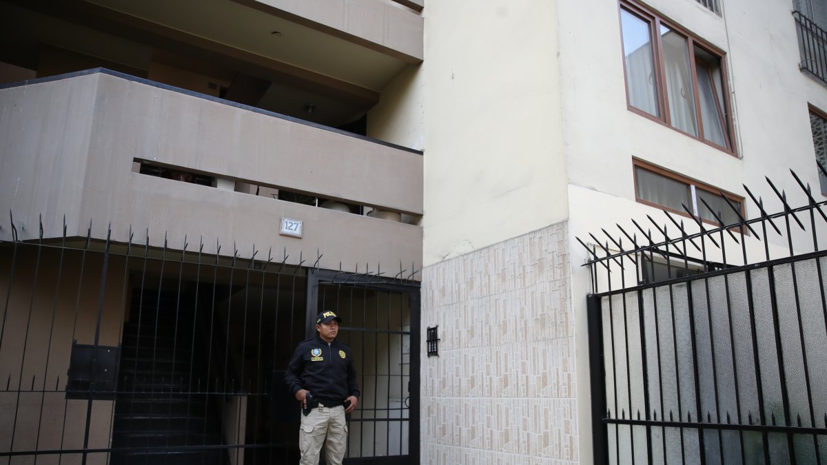 Lima. Un policía en el ingreso de vivienda de Nicanor Boluarte.