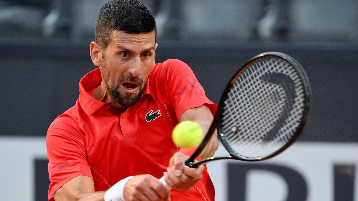 Novak Djokovic, de Serbia, en acción contra Corentin Moutet, de Francia.