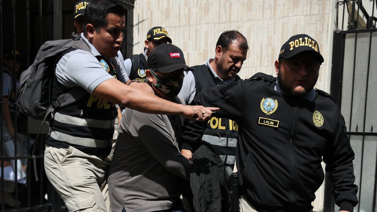 Antecedente. Policías mientras trasladan a Nicanor Boluarte (c), hermano de la presidenta de Perú Dina Boluarte, durante su detención este viernes en Lima (Perú).