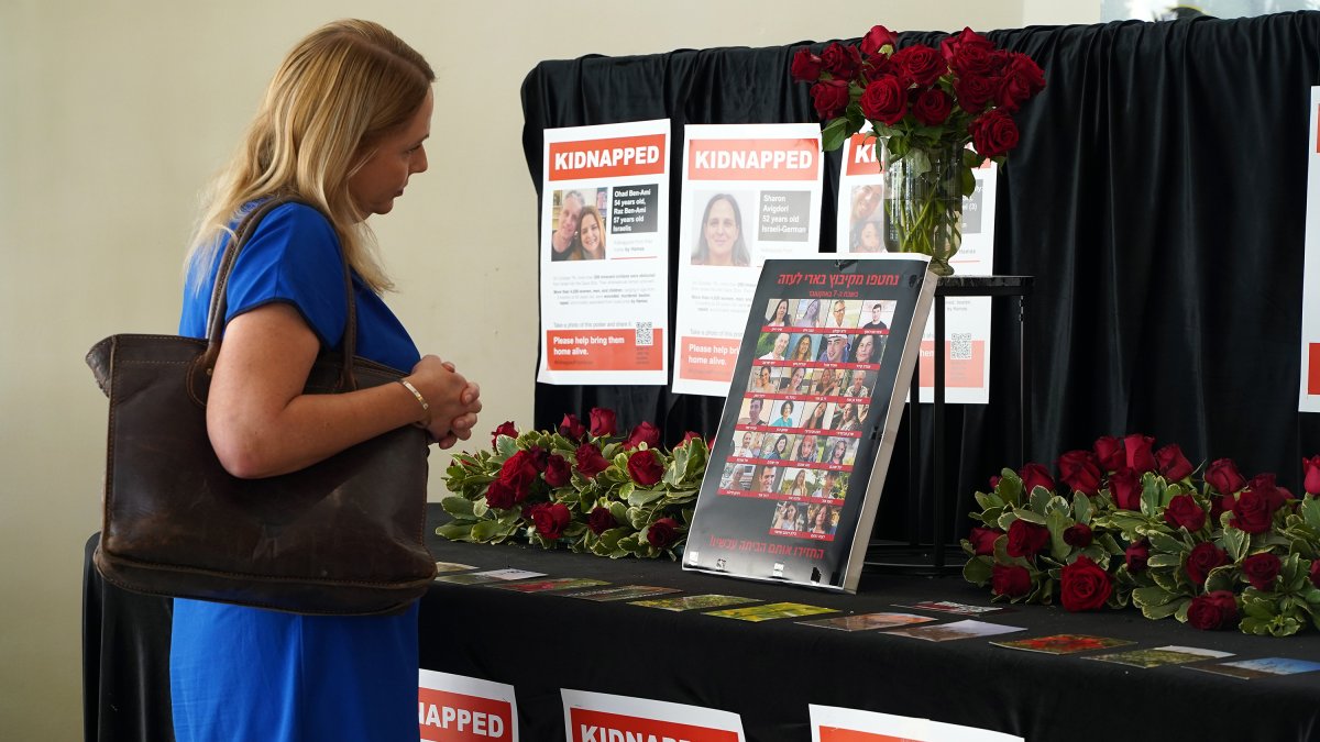 Una mujer observa las fotos de los secuestrados por Hamás el 7 de octubre pasado