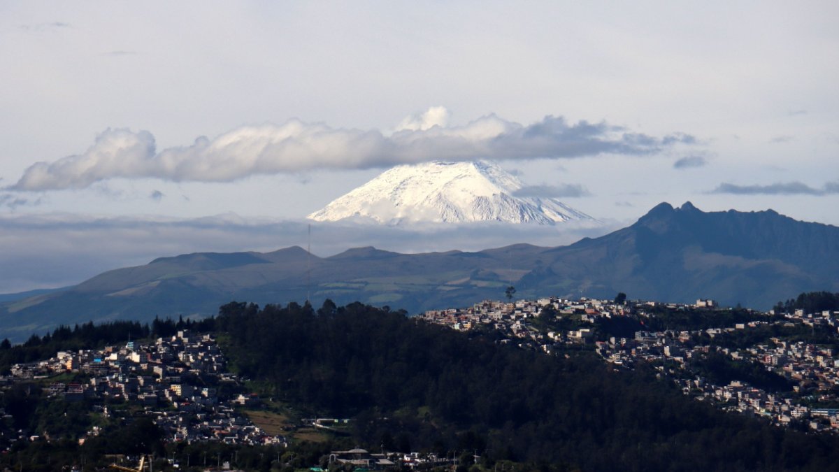 El clima despejado permite ver al volcán Cotopaxi nítido.