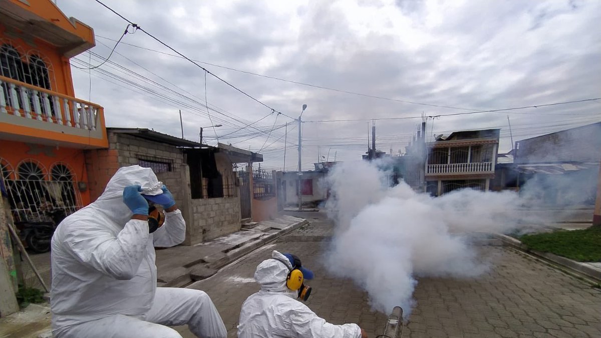 Referencial. Personal encargado de fumigar contra los mosquitos un sector de Guayaquil.