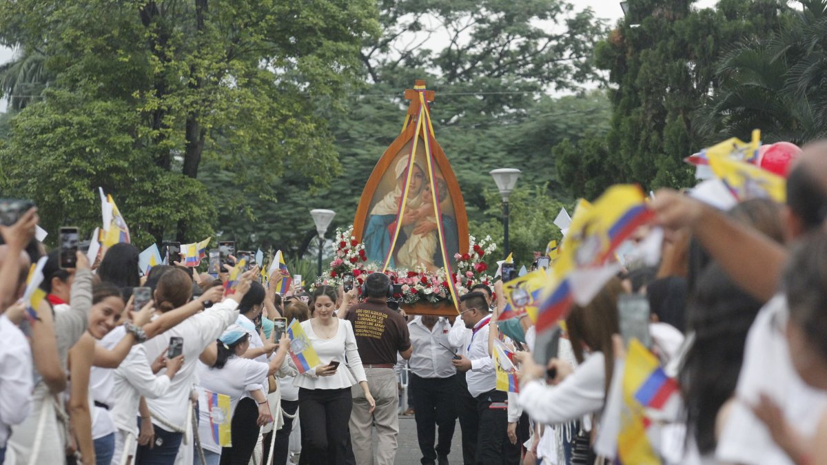 Procesión. Algunas personas caminaros desde las 02:00 hasta llegar al Santuario