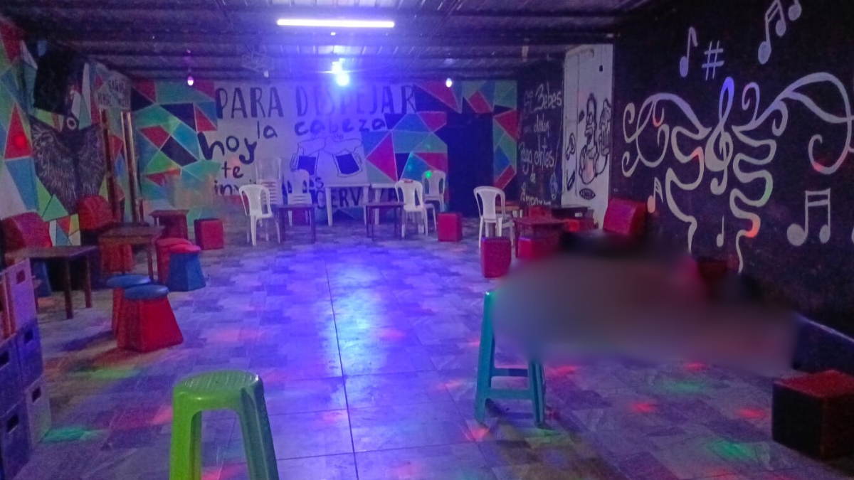 Las personas se encontraban dentro de un bar cuando fueron atacadas.