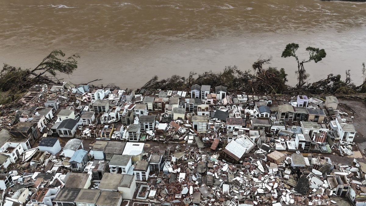 Fotografía tomada este viernes con un dron del cementerio destruido tras las inundaciones en la ciudad de Muçum, uno de los municipios del estado de Rio Grande do Sul.