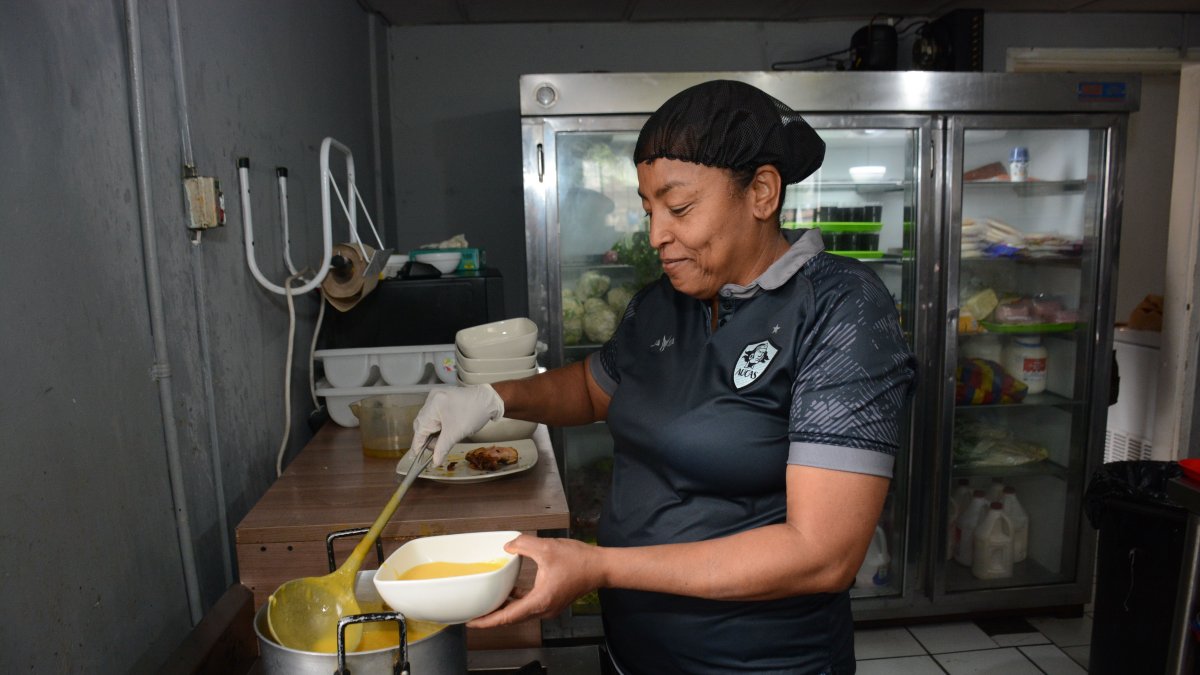 Sandra Arboleda lidera la cocina de la casa club de Aucas. Es ella una de las encargadas de preparar los alimentos y atender a los chicos en formación.