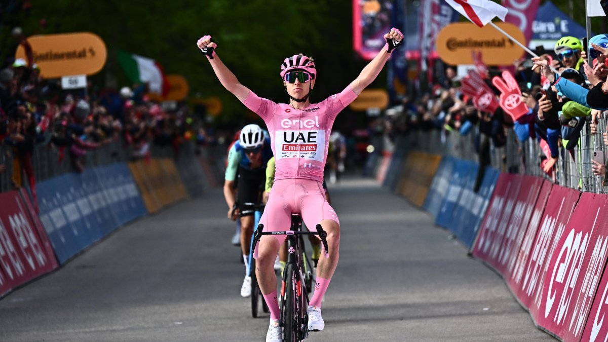 Momento en el que Tadej Pogacar llega primero en el Giro de Italia