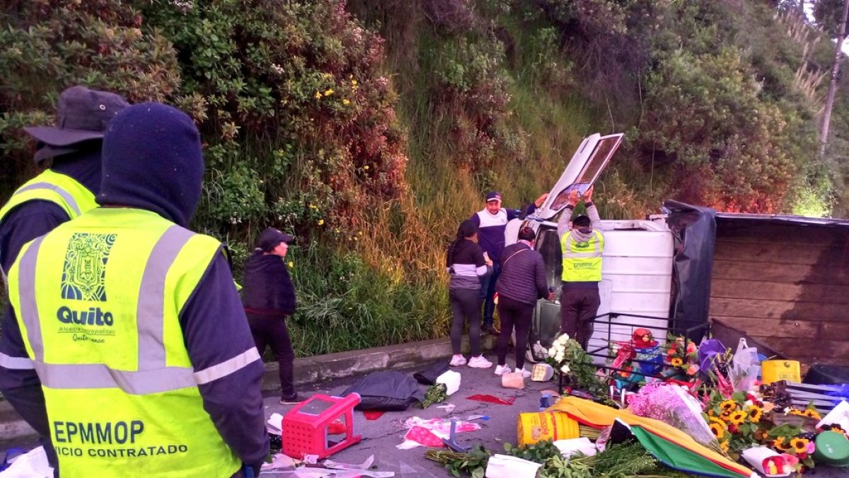 Producto del siniestro un cargamento de flores quedaron esparcidos sobre la vía.