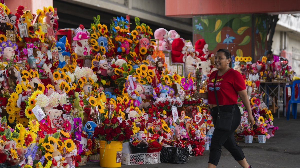 Bajo el puente se venden flores, manualidades y detalles para las madres
