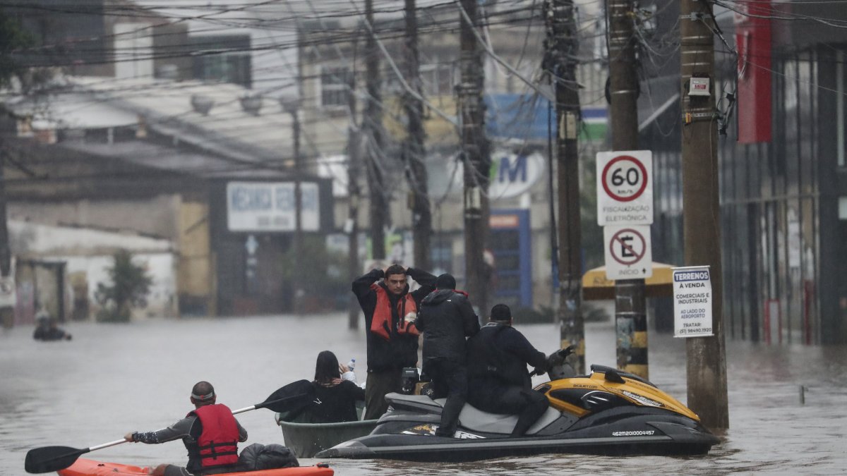 Miembros de la Policía realizan un operativo en las calles inundadas en la región del centro de Porto Alegre (Brasil). 