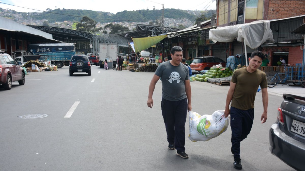 Las calles del mercado que antes tenían huecos ahora están pavimentadas