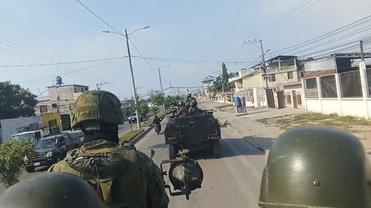 Militares a pie y en tanquetas de guerra vigilan las calles de Puerto Bolívar, Machala.