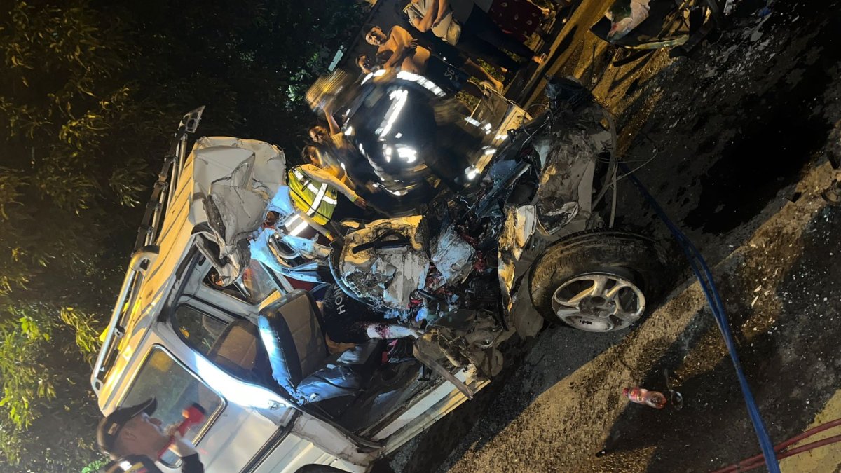 Producto del impacto la furgoneta quedó totalmente destruida, sus ocupantes fallecieron.