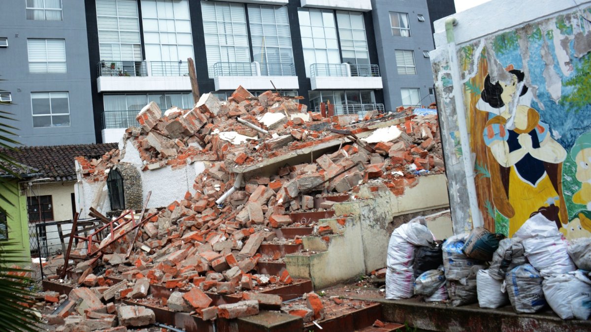 La vivienda patrimonial derrocada está ubicada en las calles Wilson y Leonidas Plaza. Ocupaba casi toda una cuadra.