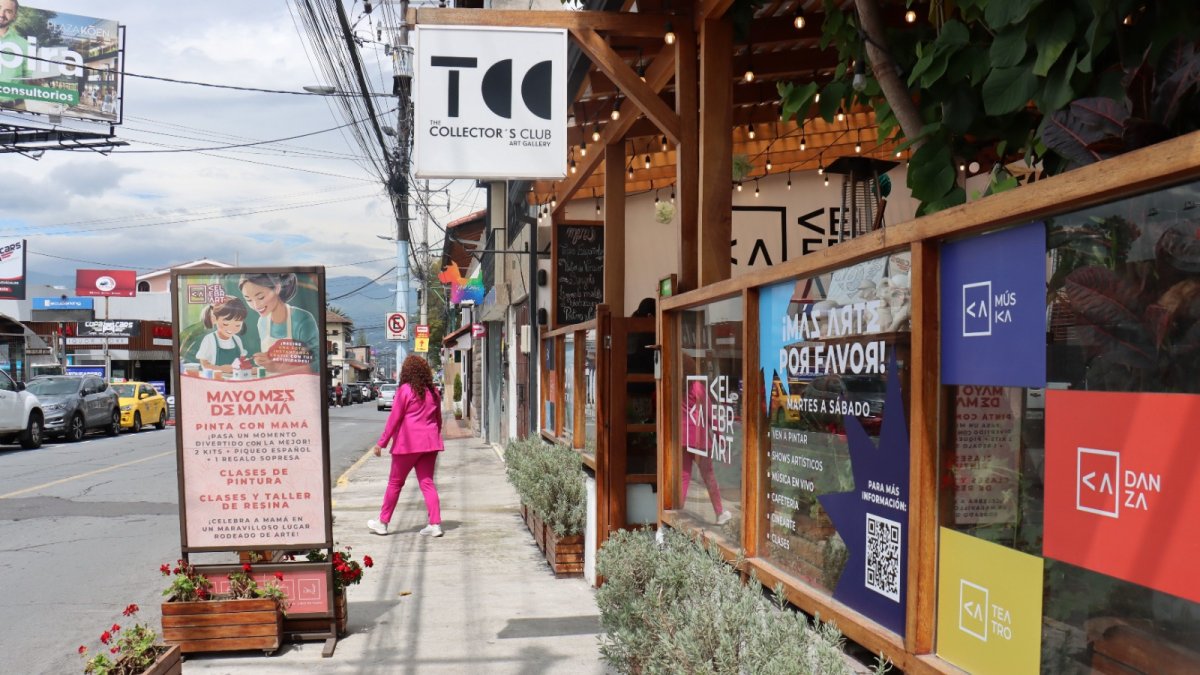 La calle Francisco de Orellana tiene un crecimiento comercial considerable. Alberga varios bares, restaurantes y galerías.