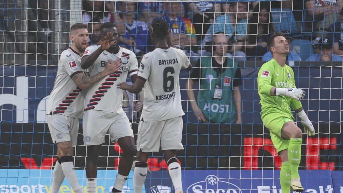 Victor Boniface (c) festeja el gol junto a sus compañeros en la victoria de Bayer