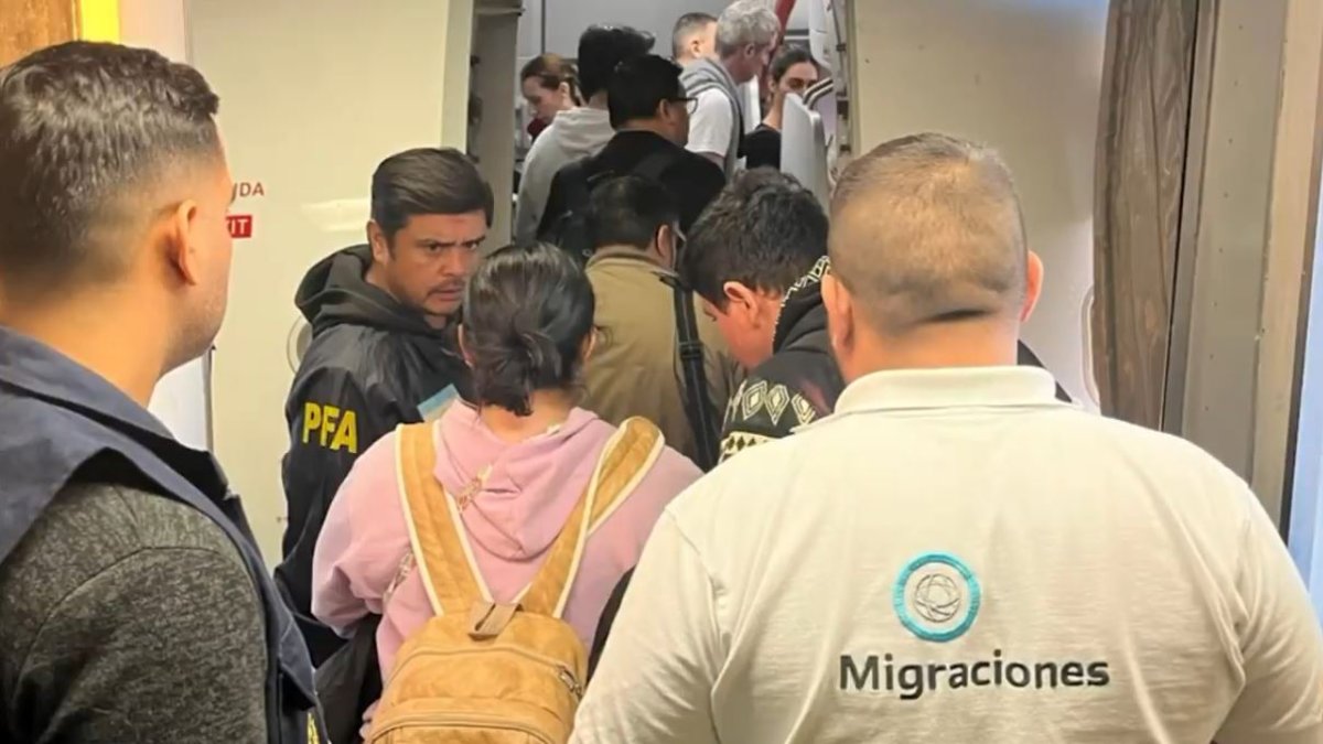 Expulsión y regreso a Ecuador de dos personas cercanas a Fito en Argentina.