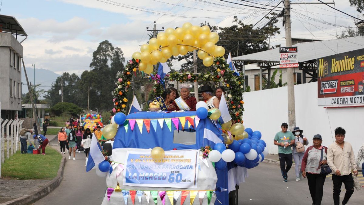 Con un desfile los moradores de la Merced celebraron el sexagésimo aniversario de parroquialización.