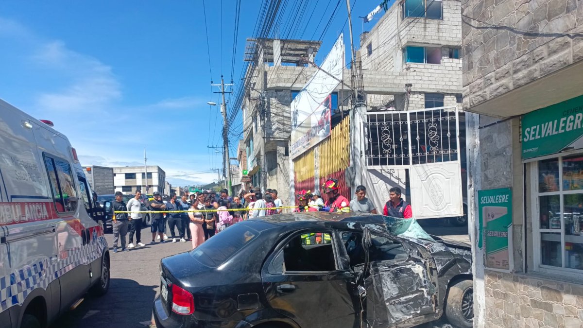 Un vehículo se estrelló contra una infraestructura de una vivienda en el sector de Chillogallo, sur de Quito 