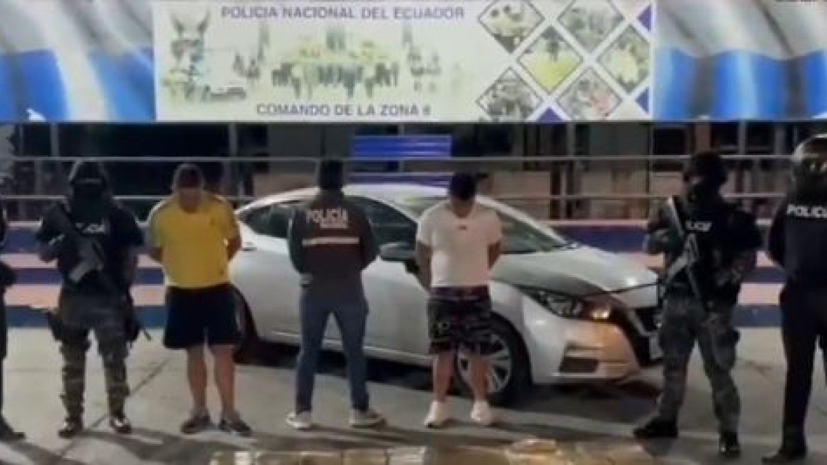 Policía captura a dos personas de nacionalidad colombiana que transportaban drogas en un vehículo.