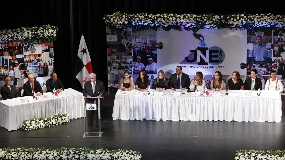 El magistrado presidente del Tribunal Electoral de Panamá, Alfredo Juncá (c), habla durante la proclamación de José Raúl Mulino como presidente electo de Panamá.