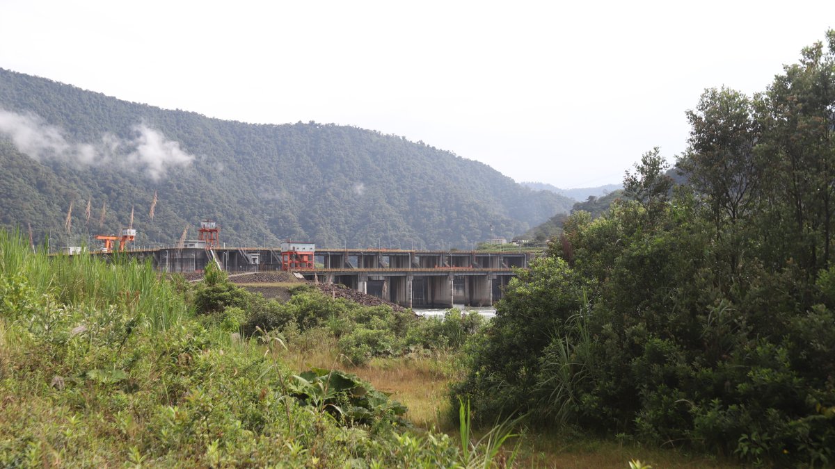 Hechos. El ministro encargado de Energía, Roberto Luque ha anunciado la paralización de operaciones en varias ocasiones por el ingreso de sedimentos.