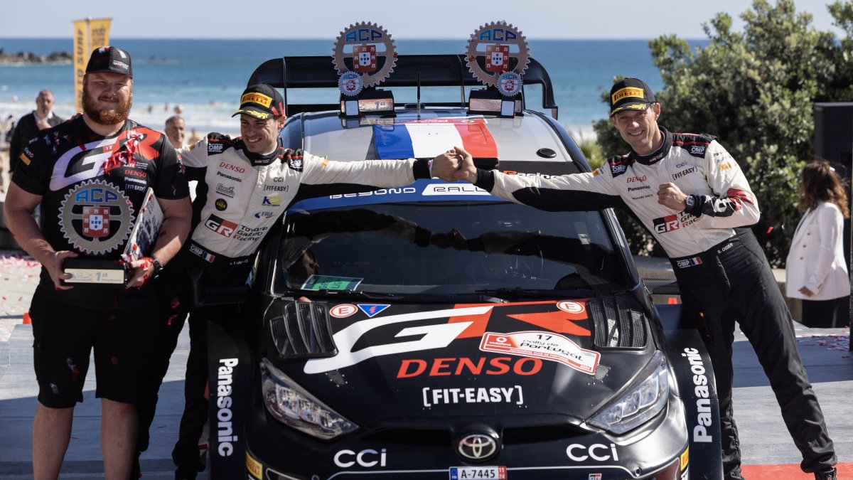 Ogier (d) junto al equipo con el que lideró el Rally de Portugal, quinta prueba del Mundial.