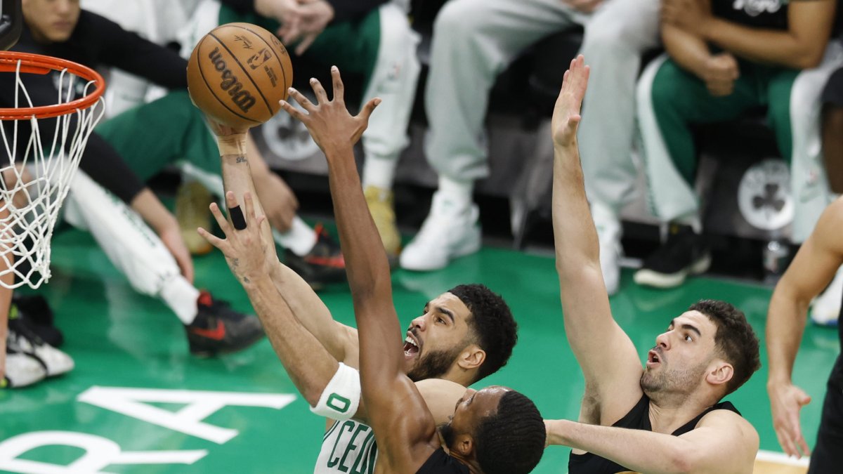 Tatum aportó un doble-doble, con 33 puntos y 13 rebotes.