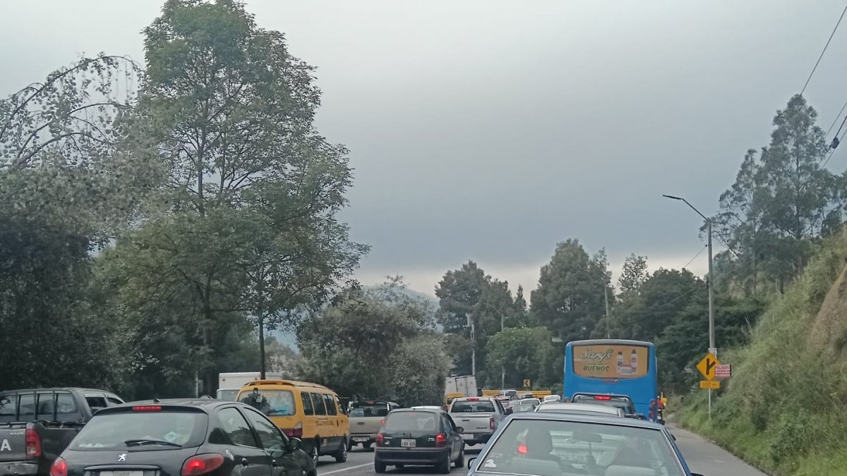Congestión vehicular en el intercambiador de la Simón Bolívar, sur de la ciudad.