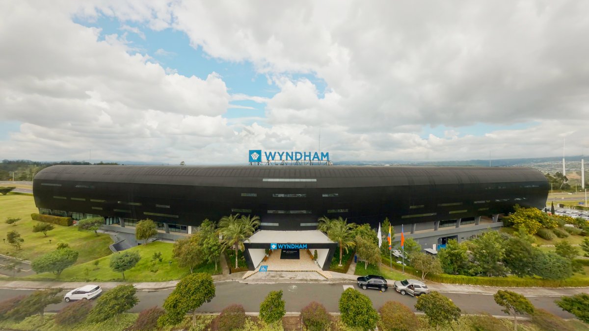 El aeropuerto opera cerca de las inmediaciones del aeropuerto de Tababela de Quito.