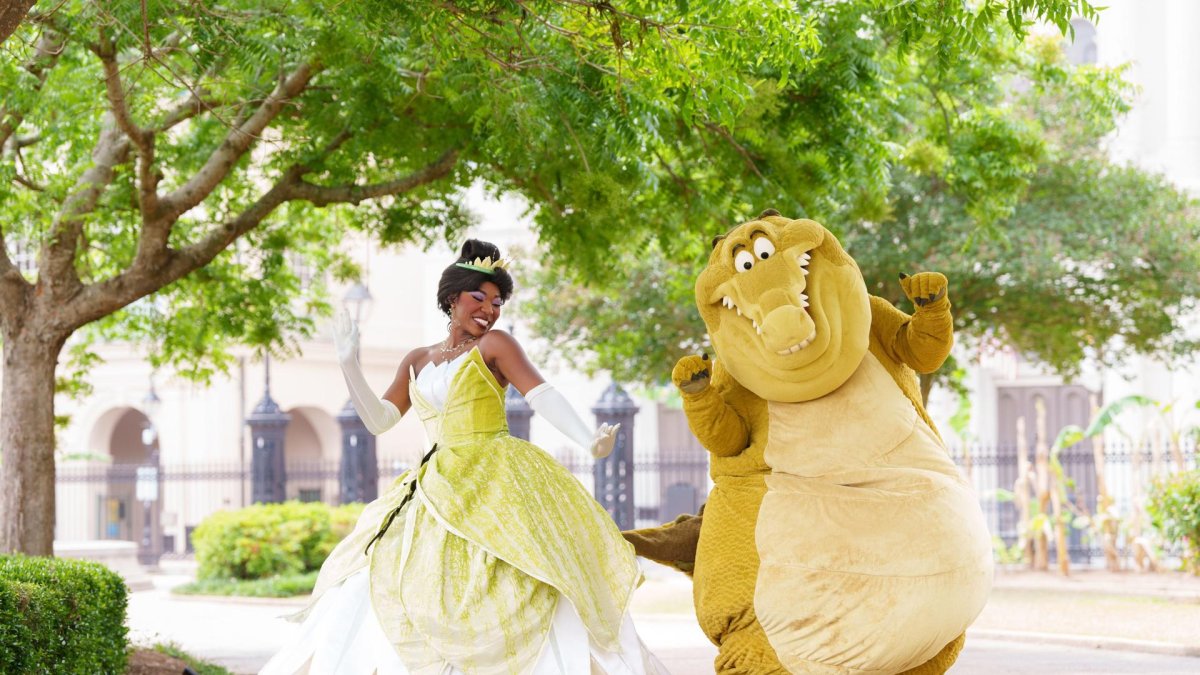 Fotografía cedida por Disney donde aparecen la princesa Tiana y el caimán Louis.