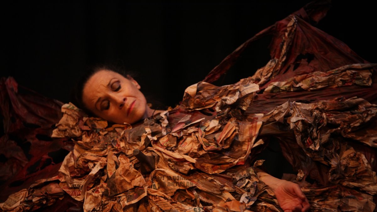 A través de la actuación y el movimiento, María Luisa González y Leonardo Ramos establecen una serie de breves historias cotidianas con la mirada puesta en la solidaridad humana y la esperanza.