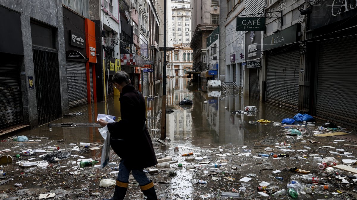 Porto Alegre. Una mujer camina por una calle en el centro comercial de esta ciudad brasileña.