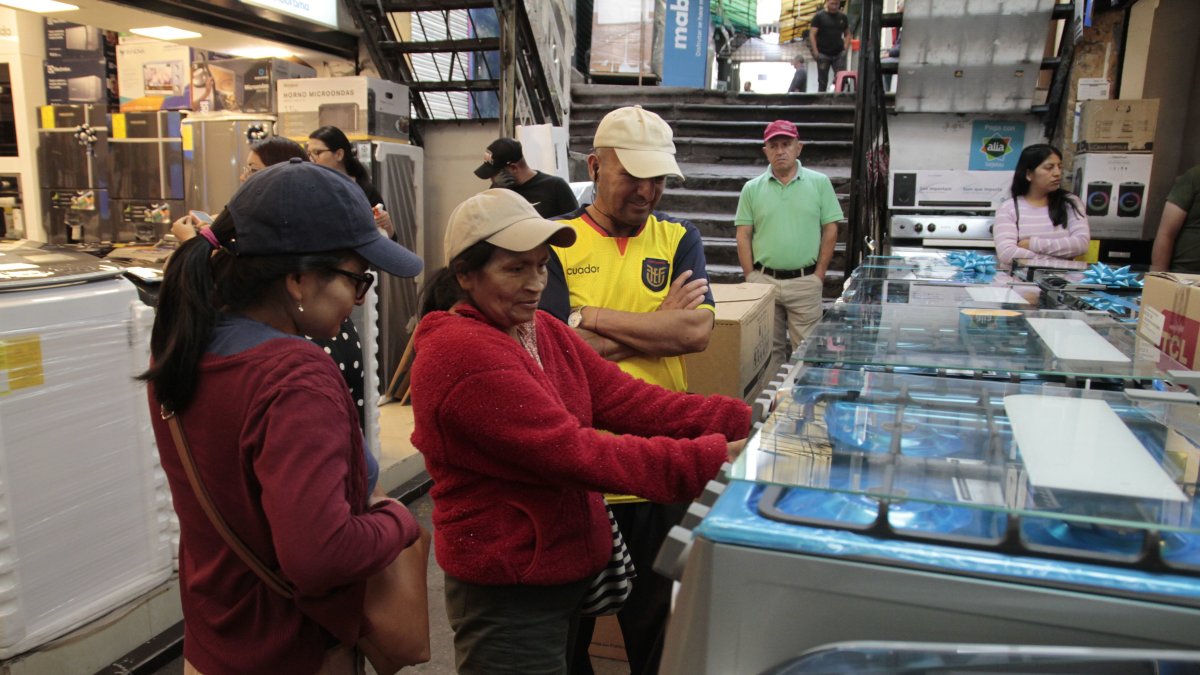 La venta de electrodomésticos repuntó en marzo, previo al alza del IVA .