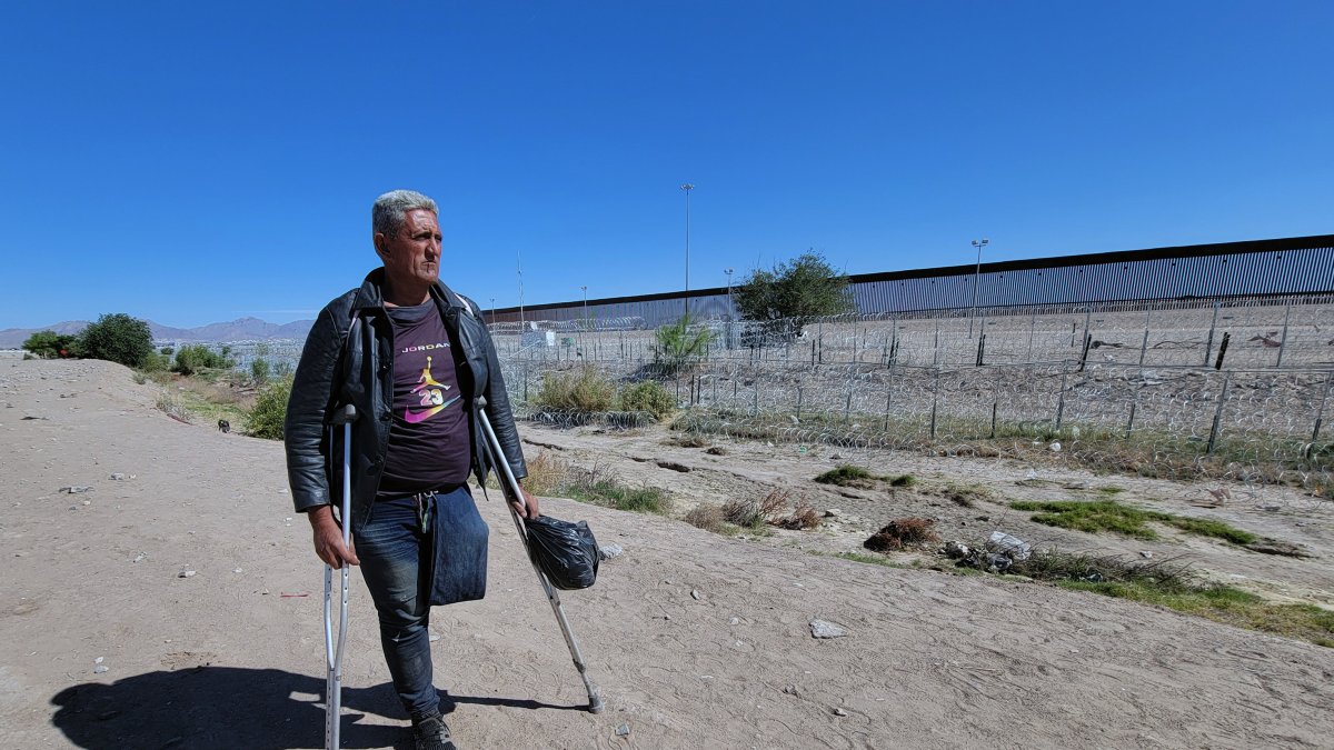 El migrante venezolano Jorge Briseño camina a lo largo del fronterizo río Bravo