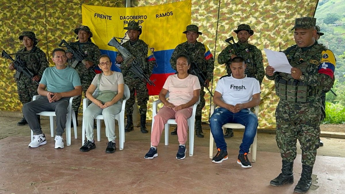 Se observan a dos fiscales, una acompañante y un soldado profesional liberados por las FARC-EP (Colombia).