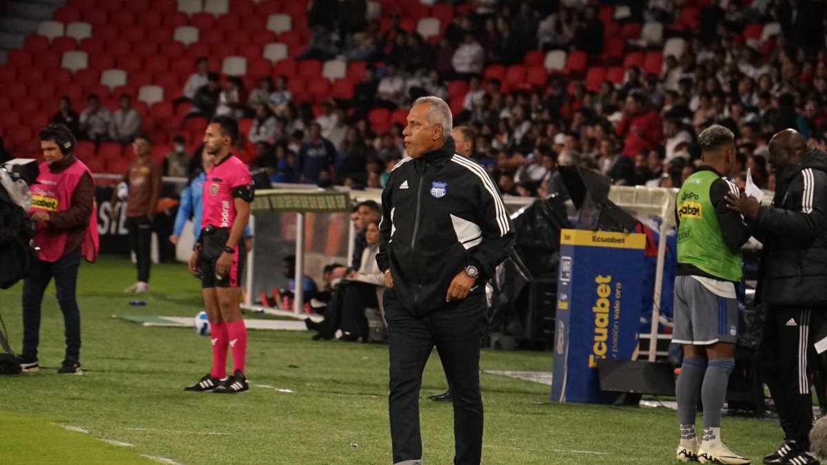 Hernán Torres analiza el Liga vs. Emelec en uno de los banquillos técnico del estadio Rodrigo Paz Delgado.