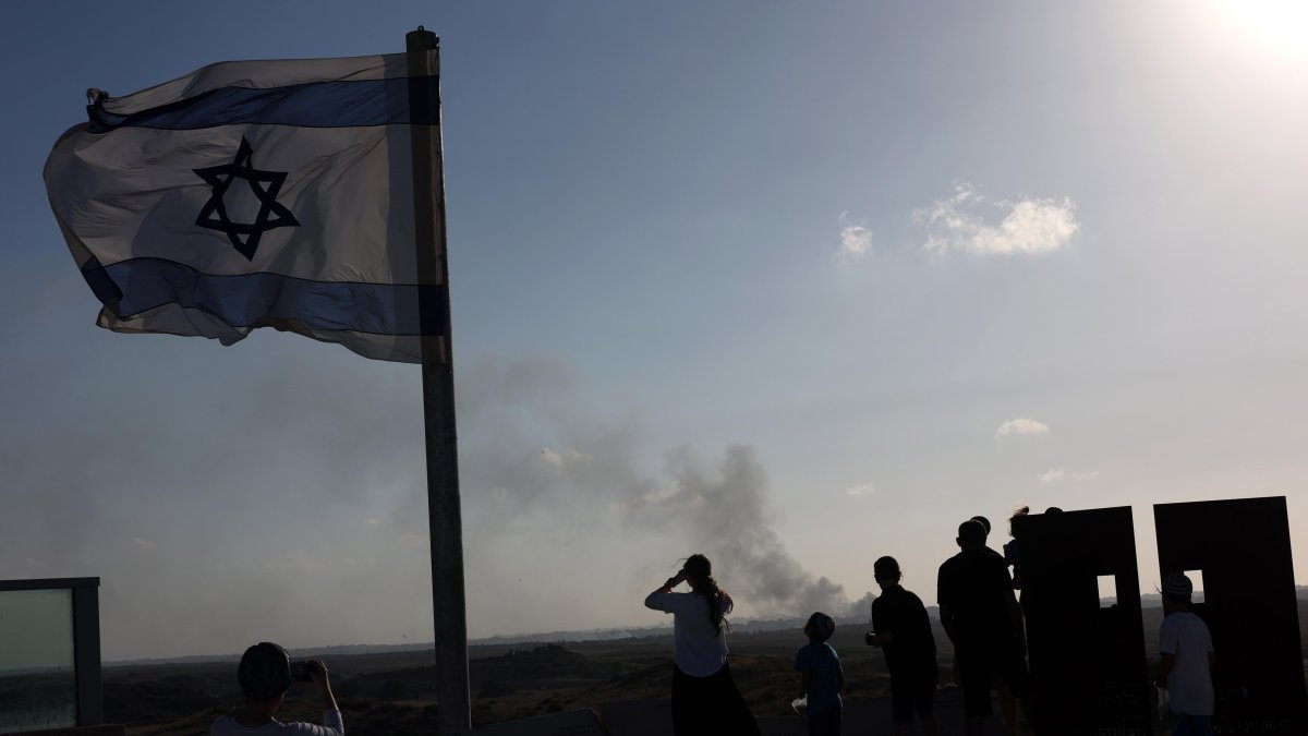 Gaza. Israelíes ubicados desde la ciudad de Sderot, observan el ataque en Jabalia