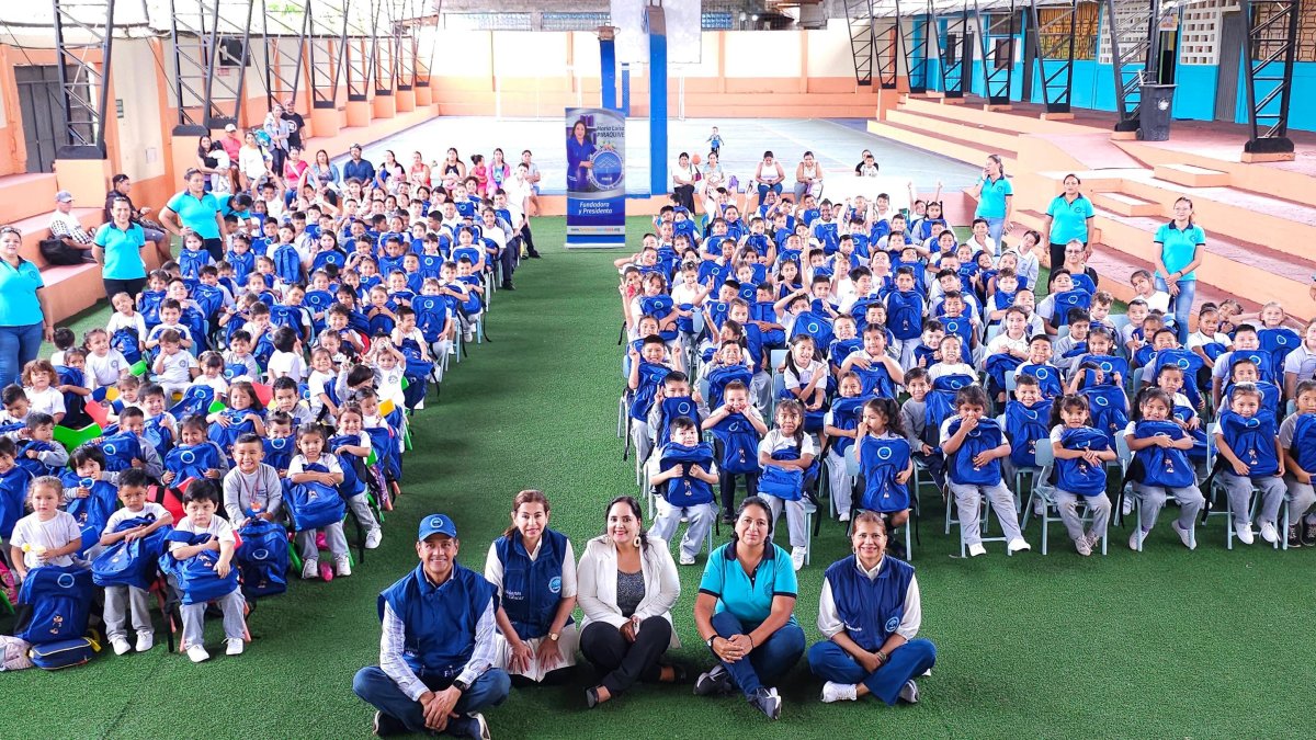 Aporte. Niños de escasos recursos económicos recibieron útiles escolares