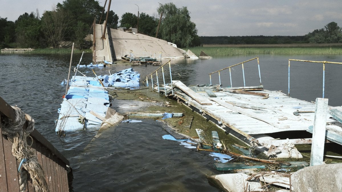 Vista de un puente dañado en la aldea de Rubizhne, cerca de Vovchansk, región de Járkov, noreste de Ucrania, 12 de mayo de 2024, en medio de la invasión rusa.