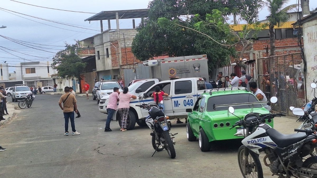 Escena. Sembraron terror en una calle del barrio Centenario y en un barrio vecino que quemaron una camioneta.