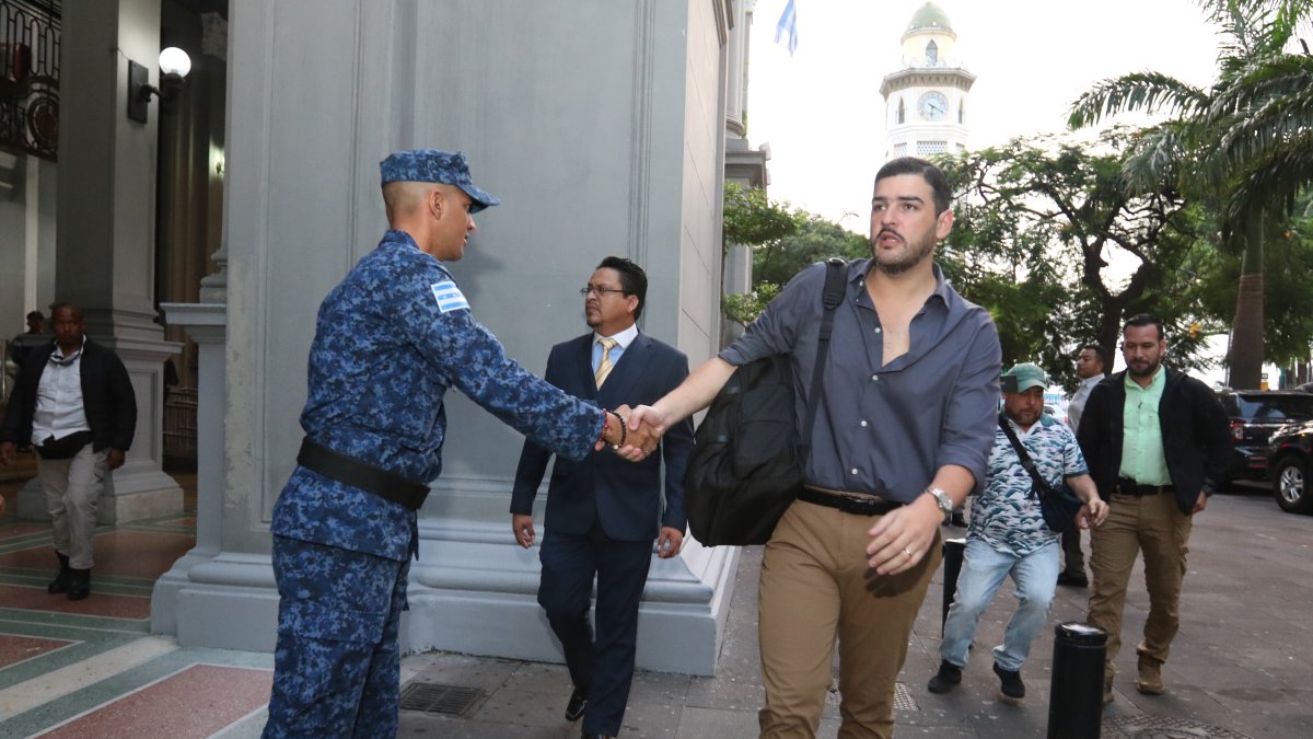 Suceso. Instante en el que Álvarez llegó al Municipio tras su posesión.