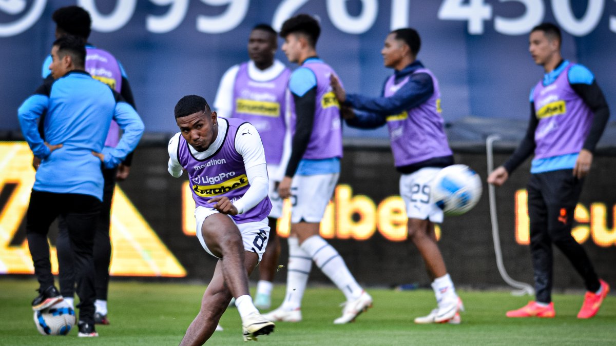 Luis Estupiñán, extremo ecuatoriano, durante una entrada en calor en el Rodrigo Paz Delgado.