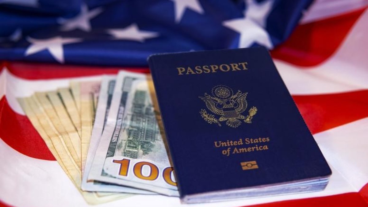 Trámite. La medida beneficiará a casi 800.000 solicitantes de renovación de permiso de trabajo, según el USCIS