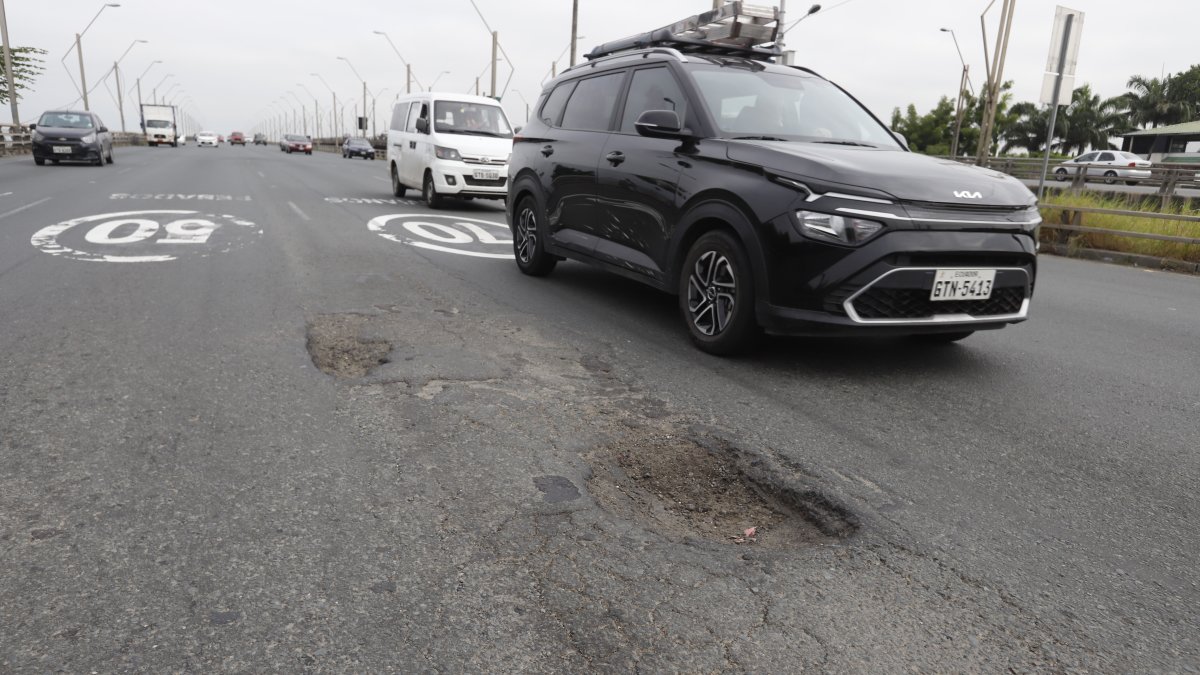 Panorama. Poco más de 90 baches se pueden observar del lado del tramo que va desde La Puntilla a Durán. Los ciudadanos denuncian que las reparaciones a este tramo del puente han sido deficientes.