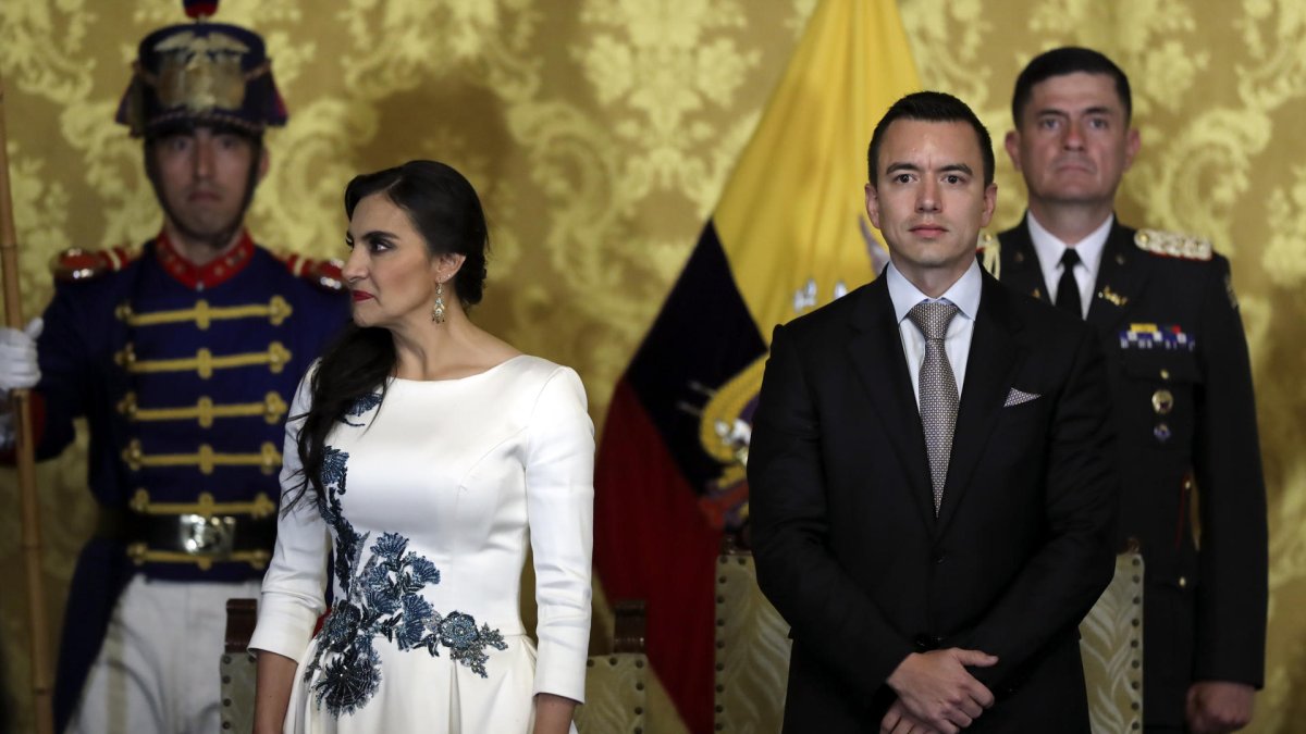 Fotografía de archivo del 23 de noviembre de 2023 del presidente de Ecuador, Daniel Noboa (d), junto a la vicepresidenta, Verónica Abad (i), durante un acto protocolario en el Palacio de Carondeletale