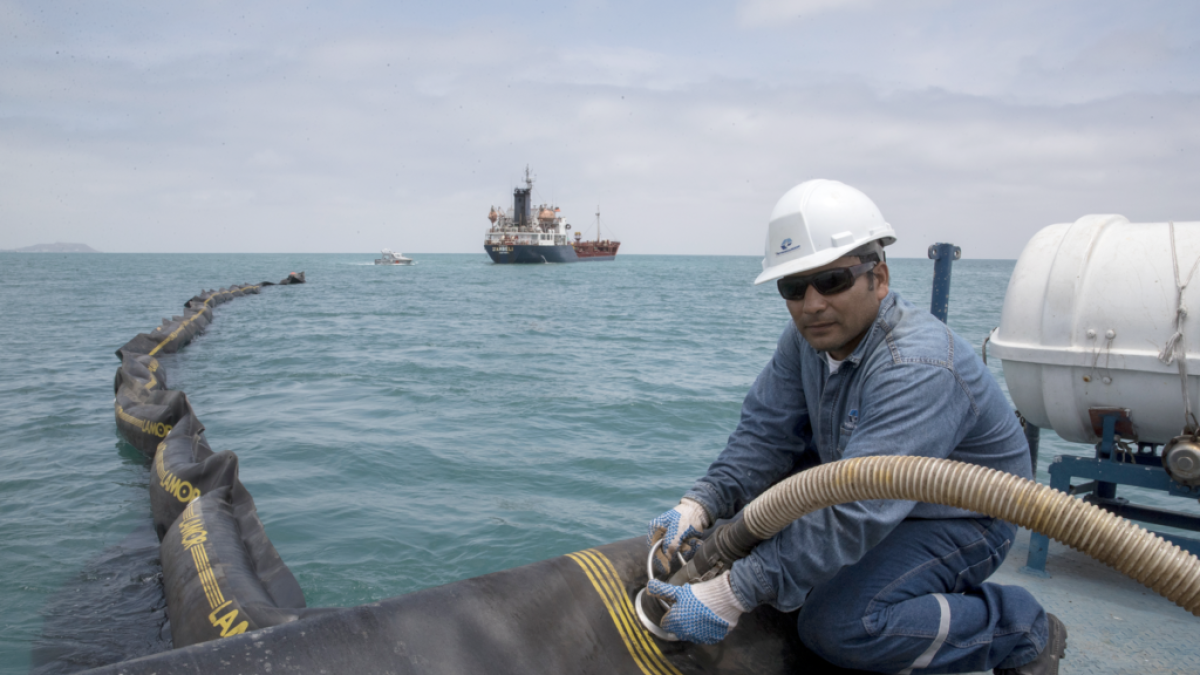 Personal de Petroecuador supervisa el proceso de exportación de crudo (foto referencial).