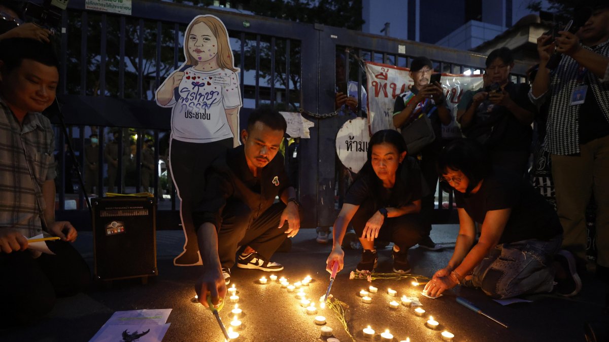 Amigos y partidarios de la fallecida activista política Netiporn Sanesangkhom en una vigilia con velas para llorar su fallecimiento, frente al Tribunal Penal de Bangkok, el 14 de mayo de 2024.
