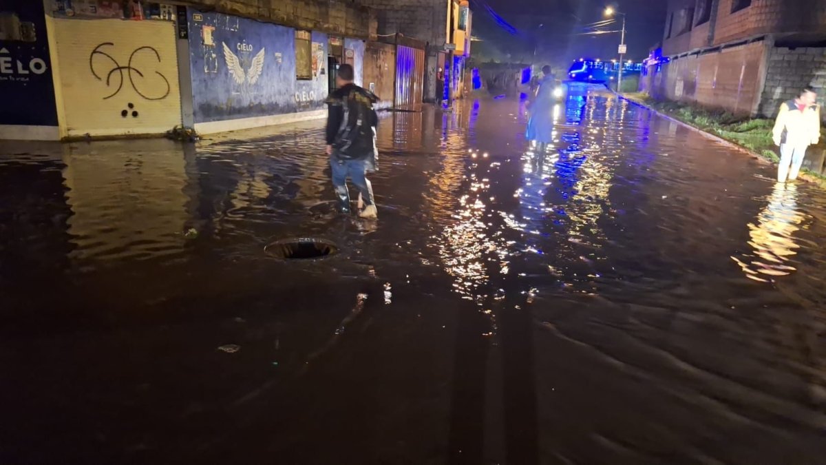 E desbordamiento de agua por la quebrada de la Lucha de los Pobres causó que el sector se inundara.