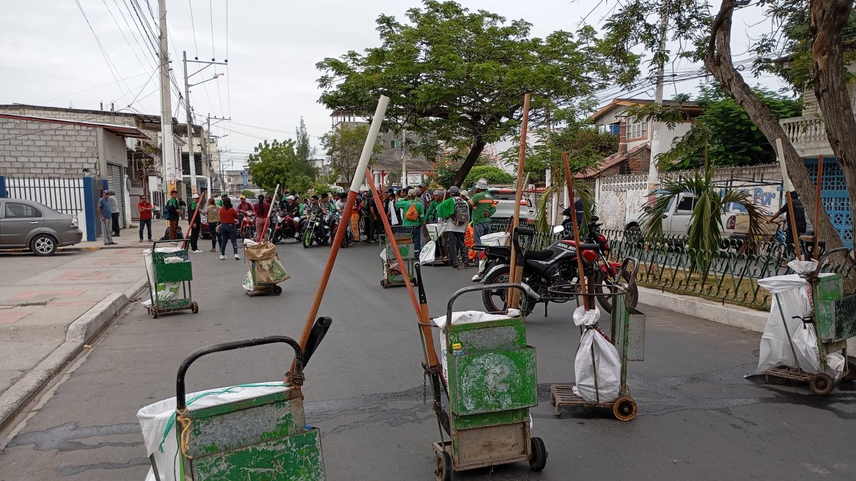 Los trabajadores encargados de la limpieza en Playas paralizaron sus actividades ante la falta de pago de sus sueldos.